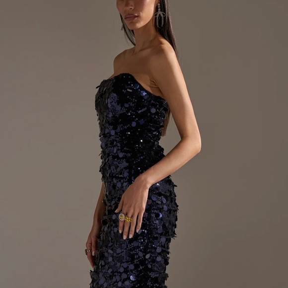 Elegant Strapless Sequin Dress in Blue - Picture 6 of 13